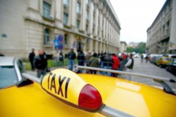 Un taximetrist a băgat patru oameni în spital